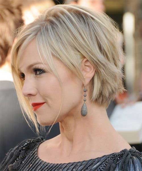 short textured bob haircut 2022